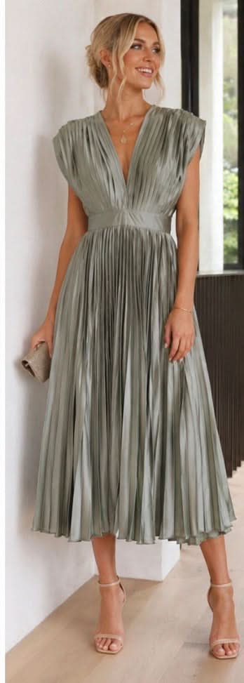 Grace & Annalee™ | Timeless Pleated Midi Dress