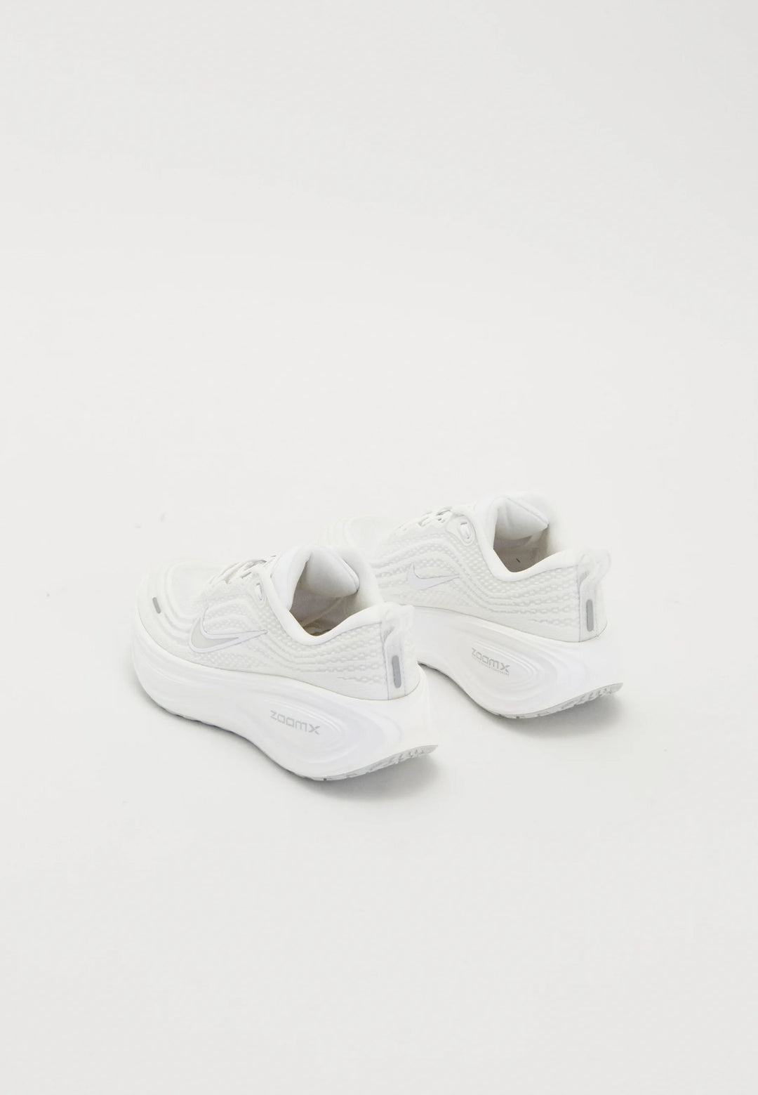 Nike VOMERO PLUS - Road running shoes