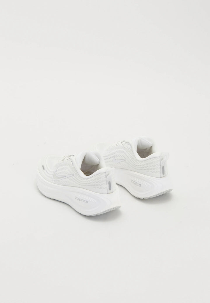 Nike VOMERO PLUS - Road running shoes