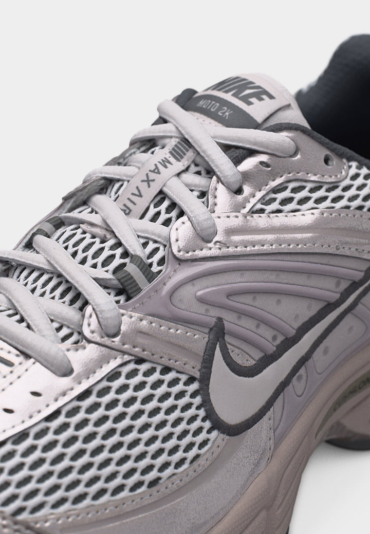 Nike AIR MAX MOTO 2K - Low-top Sneakers