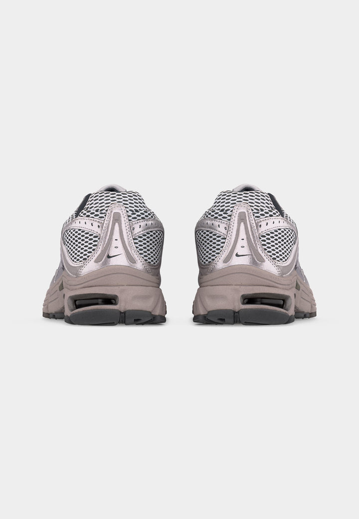 Nike AIR MAX MOTO 2K - Low-top Sneakers
