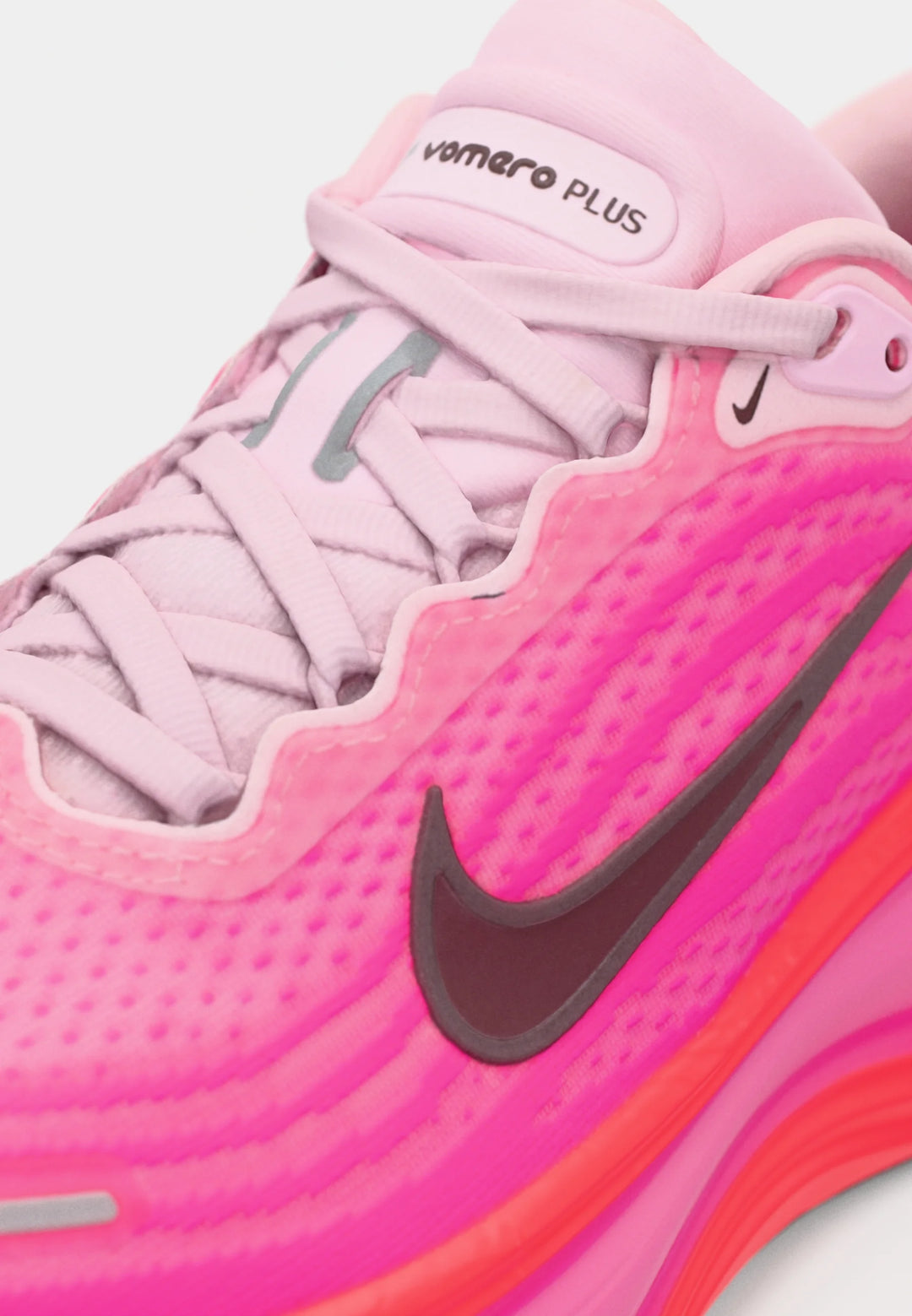 Nike VOMERO PLUS - Road running shoes