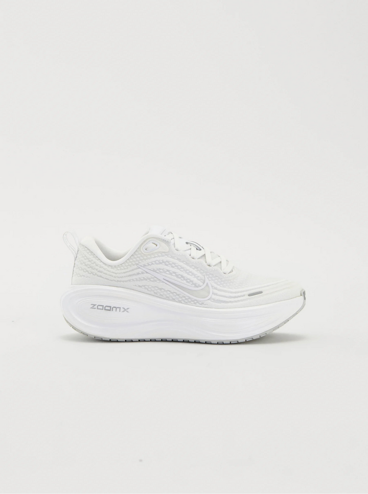 Nike VOMERO PLUS - Road running shoes