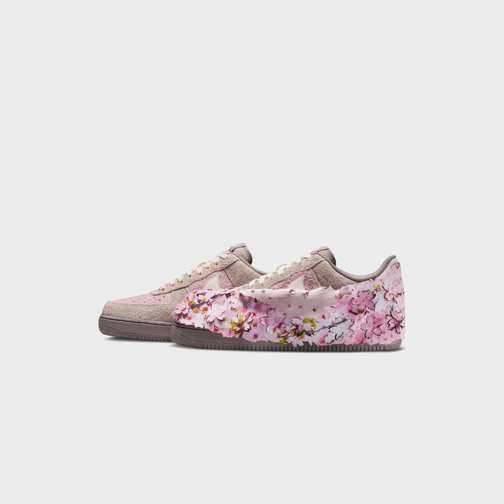 Nike Air Force 1 &