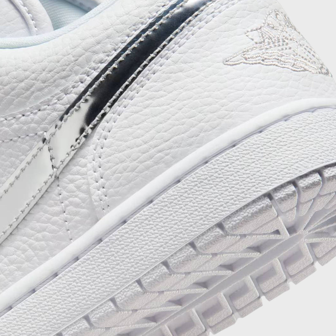 Jordan WMNS Air Jordan 1 Low SE - White / Metallic Silver