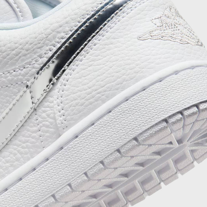 Jordan WMNS Air Jordan 1 Low SE - White / Metallic Silver